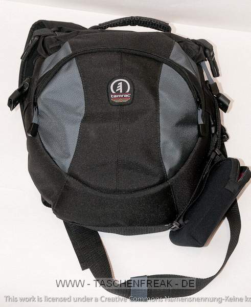 TAMRAC VELOCITY 8 (5768)\n\nFoto und Text von ALexander Stielau - VIELEN DANK!\n\nKommentar:\n\nZur Tasche: Es ist eine Tamrac Velocity8, also ein Rucksack fr Einarmige.  Die Tasche trgt sich angenehm, auch wenn sie vollbeladen ist. Die Tasche rutscht auch im Gelnde nicht alleine nach vorn, wenn man den Gurt entsprechend anzieht (was mit einem Griff leicht geht).\nDurch die Schultergurtkonstruktion kann man die Tasche gut auf dem Rcken und im Gewhl unter dem Arm oder vor dem Bauch tragen.\n\nDer groe Vorteil gegenber einem Rucksack ist, da man die Tasche zum Objektivwechsel o.. nicht absetzen und in den Dreck legen mu, der Deckel des Hauptfachs klappt im Gegensatz zu den Vorgngermodellen vom Krper weg auf, was ich fr gut halte, allerdings geht aus meiner Sicht der Reisverschluss der Deckelklappe in der falschen Richtung auf, leider ist es keiner mit zwei Zippern.  Die Tasche kann durch den asymetrischen Schnitt nur  ber der linken Schulter getragen werden. Die Polsterung am Rckenteil ist gut, ebenso ist das Hauptfach gut gepolstert. Die Vortasche ist nach auen nicht gepolstert.\n\nFassungsvermgen: \nIch habe in der Tasche eine Nikon D300 mit angesetztem AF-S DX 18-70 mm 1:3,5-4,5G IF-ED (Gegenlichtblende in Arbeitsposition), ein AF-S VR 70-300 mm 1:4,5-5,6G IF-ED (das Gehuse pat auch mit angesetztem Telezoom in die Tasche), einem Metz AF48-1 und den blichen Kleinkram (Akkus fr Blitz und Kamera, Fernauslser, Werkzeug, Taschenlampe, Blitzstandfu usw.). Es ist noch Platz fr ein weiteres kleines Objektiv, ein angesetzter Batteriegriff wre machbar, aber fummelig.\n\nDie Neoprentasche auen gehrt nicht zum Lieferumfang, darin bewahre ich mein GPS auf.\n\nAleks