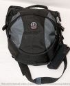 TAMRAC VELOCITY 8 (5768)\n\nFoto und Text von ALexander Stielau - VIELEN DANK!\n\nKommentar:\n\nZur Tasche: Es ist eine Tamrac Velocity8, also ein Rucksack fr Einarmige.  Die Tasche trgt sich angenehm, auch wenn sie vollbeladen ist. Die Tasche rutscht auch im Gelnde nicht alleine nach vorn, wenn man den Gurt entsprechend anzieht (was mit einem Griff leicht geht).\nDurch die Schultergurtkonstruktion kann man die Tasche gut auf dem Rcken und im Gewhl unter dem Arm oder vor dem Bauch tragen.\n\nDer groe Vorteil gegenber einem Rucksack ist, da man die Tasche zum Objektivwechsel o.. nicht absetzen und in den Dreck legen mu, der Deckel des Hauptfachs klappt im Gegensatz zu den Vorgngermodellen vom Krper weg auf, was ich fr gut halte, allerdings geht aus meiner Sicht der Reisverschluss der Deckelklappe in der falschen Richtung auf, leider ist es keiner mit zwei Zippern.  Die Tasche kann durch den asymetrischen Schnitt nur  ber der linken Schulter getragen werden. Die Polsterung am Rckenteil ist gut, ebenso ist das Hauptfach gut gepolstert. Die Vortasche ist nach auen nicht gepolstert.\n\nFassungsvermgen: \nIch habe in der Tasche eine Nikon D300 mit angesetztem AF-S DX 18-70 mm 1:3,5-4,5G IF-ED (Gegenlichtblende in Arbeitsposition), ein AF-S VR 70-300 mm 1:4,5-5,6G IF-ED (das Gehuse pat auch mit angesetztem Telezoom in die Tasche), einem Metz AF48-1 und den blichen Kleinkram (Akkus fr Blitz und Kamera, Fernauslser, Werkzeug, Taschenlampe, Blitzstandfu usw.). Es ist noch Platz fr ein weiteres kleines Objektiv, ein angesetzter Batteriegriff wre machbar, aber fummelig.\n\nDie Neoprentasche auen gehrt nicht zum Lieferumfang, darin bewahre ich mein GPS auf.\n\nAleks
