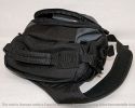 TAMRAC VELOCITY 8 (5768)\n\nFoto und Text von ALexander Stielau - VIELEN DANK!\n\nKommentar:\n\nZur Tasche: Es ist eine Tamrac Velocity8, also ein Rucksack fr Einarmige.  Die Tasche trgt sich angenehm, auch wenn sie vollbeladen ist. Die Tasche rutscht auch im Gelnde nicht alleine nach vorn, wenn man den Gurt entsprechend anzieht (was mit einem Griff leicht geht).\nDurch die Schultergurtkonstruktion kann man die Tasche gut auf dem Rcken und im Gewhl unter dem Arm oder vor dem Bauch tragen.\n\nDer groe Vorteil gegenber einem Rucksack ist, da man die Tasche zum Objektivwechsel o.. nicht absetzen und in den Dreck legen mu, der Deckel des Hauptfachs klappt im Gegensatz zu den Vorgngermodellen vom Krper weg auf, was ich fr gut halte, allerdings geht aus meiner Sicht der Reisverschluss der Deckelklappe in der falschen Richtung auf, leider ist es keiner mit zwei Zippern.  Die Tasche kann durch den asymetrischen Schnitt nur  ber der linken Schulter getragen werden. Die Polsterung am Rckenteil ist gut, ebenso ist das Hauptfach gut gepolstert. Die Vortasche ist nach auen nicht gepolstert.\n\nFassungsvermgen: \nIch habe in der Tasche eine Nikon D300 mit angesetztem AF-S DX 18-70 mm 1:3,5-4,5G IF-ED (Gegenlichtblende in Arbeitsposition), ein AF-S VR 70-300 mm 1:4,5-5,6G IF-ED (das Gehuse pat auch mit angesetztem Telezoom in die Tasche), einem Metz AF48-1 und den blichen Kleinkram (Akkus fr Blitz und Kamera, Fernauslser, Werkzeug, Taschenlampe, Blitzstandfu usw.). Es ist noch Platz fr ein weiteres kleines Objektiv, ein angesetzter Batteriegriff wre machbar, aber fummelig.\n\nDie Neoprentasche auen gehrt nicht zum Lieferumfang, darin bewahre ich mein GPS auf.\n\nAleks