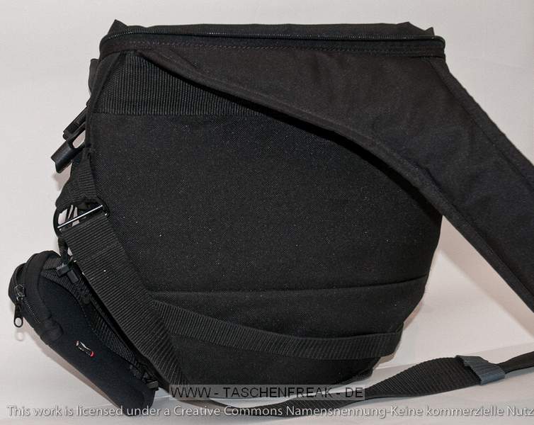 TAMRAC VELOCITY 8 (5768)\n\nFoto und Text von ALexander Stielau - VIELEN DANK!\n\nKommentar:\n\nZur Tasche: Es ist eine Tamrac Velocity8, also ein Rucksack fr Einarmige.  Die Tasche trgt sich angenehm, auch wenn sie vollbeladen ist. Die Tasche rutscht auch im Gelnde nicht alleine nach vorn, wenn man den Gurt entsprechend anzieht (was mit einem Griff leicht geht).\nDurch die Schultergurtkonstruktion kann man die Tasche gut auf dem Rcken und im Gewhl unter dem Arm oder vor dem Bauch tragen.\n\nDer groe Vorteil gegenber einem Rucksack ist, da man die Tasche zum Objektivwechsel o.. nicht absetzen und in den Dreck legen mu, der Deckel des Hauptfachs klappt im Gegensatz zu den Vorgngermodellen vom Krper weg auf, was ich fr gut halte, allerdings geht aus meiner Sicht der Reisverschluss der Deckelklappe in der falschen Richtung auf, leider ist es keiner mit zwei Zippern.  Die Tasche kann durch den asymetrischen Schnitt nur  ber der linken Schulter getragen werden. Die Polsterung am Rckenteil ist gut, ebenso ist das Hauptfach gut gepolstert. Die Vortasche ist nach auen nicht gepolstert.\n\nFassungsvermgen: \nIch habe in der Tasche eine Nikon D300 mit angesetztem AF-S DX 18-70 mm 1:3,5-4,5G IF-ED (Gegenlichtblende in Arbeitsposition), ein AF-S VR 70-300 mm 1:4,5-5,6G IF-ED (das Gehuse pat auch mit angesetztem Telezoom in die Tasche), einem Metz AF48-1 und den blichen Kleinkram (Akkus fr Blitz und Kamera, Fernauslser, Werkzeug, Taschenlampe, Blitzstandfu usw.). Es ist noch Platz fr ein weiteres kleines Objektiv, ein angesetzter Batteriegriff wre machbar, aber fummelig.\n\nDie Neoprentasche auen gehrt nicht zum Lieferumfang, darin bewahre ich mein GPS auf.\n\nAleks