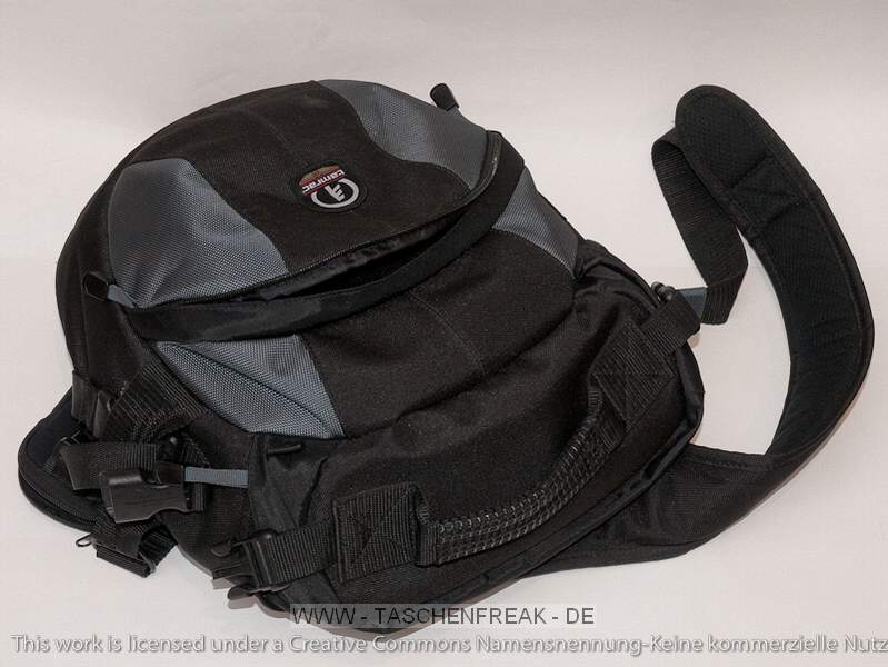 TAMRAC VELOCITY 8 (5768)\n\nFoto und Text von ALexander Stielau - VIELEN DANK!\n\nKommentar:\n\nZur Tasche: Es ist eine Tamrac Velocity8, also ein Rucksack fr Einarmige.  Die Tasche trgt sich angenehm, auch wenn sie vollbeladen ist. Die Tasche rutscht auch im Gelnde nicht alleine nach vorn, wenn man den Gurt entsprechend anzieht (was mit einem Griff leicht geht).\nDurch die Schultergurtkonstruktion kann man die Tasche gut auf dem Rcken und im Gewhl unter dem Arm oder vor dem Bauch tragen.\n\nDer groe Vorteil gegenber einem Rucksack ist, da man die Tasche zum Objektivwechsel o.. nicht absetzen und in den Dreck legen mu, der Deckel des Hauptfachs klappt im Gegensatz zu den Vorgngermodellen vom Krper weg auf, was ich fr gut halte, allerdings geht aus meiner Sicht der Reisverschluss der Deckelklappe in der falschen Richtung auf, leider ist es keiner mit zwei Zippern.  Die Tasche kann durch den asymetrischen Schnitt nur  ber der linken Schulter getragen werden. Die Polsterung am Rckenteil ist gut, ebenso ist das Hauptfach gut gepolstert. Die Vortasche ist nach auen nicht gepolstert.\n\nFassungsvermgen: \nIch habe in der Tasche eine Nikon D300 mit angesetztem AF-S DX 18-70 mm 1:3,5-4,5G IF-ED (Gegenlichtblende in Arbeitsposition), ein AF-S VR 70-300 mm 1:4,5-5,6G IF-ED (das Gehuse pat auch mit angesetztem Telezoom in die Tasche), einem Metz AF48-1 und den blichen Kleinkram (Akkus fr Blitz und Kamera, Fernauslser, Werkzeug, Taschenlampe, Blitzstandfu usw.). Es ist noch Platz fr ein weiteres kleines Objektiv, ein angesetzter Batteriegriff wre machbar, aber fummelig.\n\nDie Neoprentasche auen gehrt nicht zum Lieferumfang, darin bewahre ich mein GPS auf.\n\nAleks