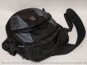 TAMRAC VELOCITY 8 (5768)\n\nFoto und Text von ALexander Stielau - VIELEN DANK!\n\nKommentar:\n\nZur Tasche: Es ist eine Tamrac Velocity8, also ein Rucksack fr Einarmige.  Die Tasche trgt sich angenehm, auch wenn sie vollbeladen ist. Die Tasche rutscht auch im Gelnde nicht alleine nach vorn, wenn man den Gurt entsprechend anzieht (was mit einem Griff leicht geht).\nDurch die Schultergurtkonstruktion kann man die Tasche gut auf dem Rcken und im Gewhl unter dem Arm oder vor dem Bauch tragen.\n\nDer groe Vorteil gegenber einem Rucksack ist, da man die Tasche zum Objektivwechsel o.. nicht absetzen und in den Dreck legen mu, der Deckel des Hauptfachs klappt im Gegensatz zu den Vorgngermodellen vom Krper weg auf, was ich fr gut halte, allerdings geht aus meiner Sicht der Reisverschluss der Deckelklappe in der falschen Richtung auf, leider ist es keiner mit zwei Zippern.  Die Tasche kann durch den asymetrischen Schnitt nur  ber der linken Schulter getragen werden. Die Polsterung am Rckenteil ist gut, ebenso ist das Hauptfach gut gepolstert. Die Vortasche ist nach auen nicht gepolstert.\n\nFassungsvermgen: \nIch habe in der Tasche eine Nikon D300 mit angesetztem AF-S DX 18-70 mm 1:3,5-4,5G IF-ED (Gegenlichtblende in Arbeitsposition), ein AF-S VR 70-300 mm 1:4,5-5,6G IF-ED (das Gehuse pat auch mit angesetztem Telezoom in die Tasche), einem Metz AF48-1 und den blichen Kleinkram (Akkus fr Blitz und Kamera, Fernauslser, Werkzeug, Taschenlampe, Blitzstandfu usw.). Es ist noch Platz fr ein weiteres kleines Objektiv, ein angesetzter Batteriegriff wre machbar, aber fummelig.\n\nDie Neoprentasche auen gehrt nicht zum Lieferumfang, darin bewahre ich mein GPS auf.\n\nAleks