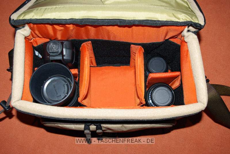 TATONKA CITY SHOT\n\nBilder und Kommentar von Wilhelm Meinhart - VIELEN DANK!\n\nKommentar:\n\nHallo \n \nhabe fr euch ein paar Bilder von der Schultertasche "City Shot" von Tatonka. Preis etwa 60 Euro. Zum Grenvergleich 2 Bilder zusammen mit Lowepro SlingShot 200 AW.\n \nDie Daten: Abmessungen: 32 x 25 x 14 cm Volumen: 7 l Gewicht: 740 g Material 1: Textreme 6.6. Material 2: 420 HD Nylon Oxford.\nDie Schultertasche hat noch einen Beckengurt, der auf den Bildern nicht zu sehen ist. \n\nEs passen bei mir problemlos rein: Samsung GX10 mit Tamron 28-75; Sigma 70-300; Pentax 18-55; Pentax 55mm 1,4; Pentax 35mm 2,8; Blitz Metz 48, Speicherkarten, Akkus und sonstiges Kleinzeug.\nDie Inneneinteilung ist variabel verstellbar und die ganze Tasche macht einen hochwertigen Eindruck.\n  \nGru\n \nWilhelm Meinhart