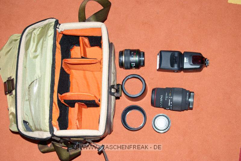 TATONKA CITY SHOT\n\nBilder und Kommentar von Wilhelm Meinhart - VIELEN DANK!\n\nKommentar:\n\nHallo \n \nhabe fr euch ein paar Bilder von der Schultertasche "City Shot" von Tatonka. Preis etwa 60 Euro. Zum Grenvergleich 2 Bilder zusammen mit Lowepro SlingShot 200 AW.\n \nDie Daten: Abmessungen: 32 x 25 x 14 cm Volumen: 7 l Gewicht: 740 g Material 1: Textreme 6.6. Material 2: 420 HD Nylon Oxford.\nDie Schultertasche hat noch einen Beckengurt, der auf den Bildern nicht zu sehen ist. \n\nEs passen bei mir problemlos rein: Samsung GX10 mit Tamron 28-75; Sigma 70-300; Pentax 18-55; Pentax 55mm 1,4; Pentax 35mm 2,8; Blitz Metz 48, Speicherkarten, Akkus und sonstiges Kleinzeug.\nDie Inneneinteilung ist variabel verstellbar und die ganze Tasche macht einen hochwertigen Eindruck.\n  \nGru\n \nWilhelm Meinhart