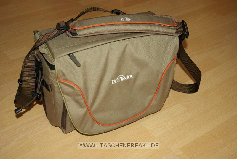 TATONKA CITY SHOT\n\nBilder und Kommentar von Wilhelm Meinhart - VIELEN DANK!\n\nKommentar:\n\nHallo \n \nhabe für euch ein paar Bilder von der Schultertasche "City Shot" von Tatonka. Preis etwa 60 Euro. Zum Größenvergleich 2 Bilder zusammen mit Lowepro SlingShot 200 AW.\n \nDie Daten: Abmessungen: 32 x 25 x 14 cm Volumen: 7 l Gewicht: 740 g Material 1: Textreme 6.6. Material 2: 420 HD Nylon Oxford.\nDie Schultertasche hat noch einen Beckengurt, der auf den Bildern nicht zu sehen ist. \n\nEs passen bei mir problemlos rein: Samsung GX10 mit Tamron 28-75; Sigma 70-300; Pentax 18-55; Pentax 55mm 1,4; Pentax 35mm 2,8; Blitz Metz 48, Speicherkarten, Akkus und sonstiges Kleinzeug.\nDie Inneneinteilung ist variabel verstellbar und die ganze Tasche macht einen hochwertigen Eindruck.\n  \nGruß\n \nWilhelm Meinhart