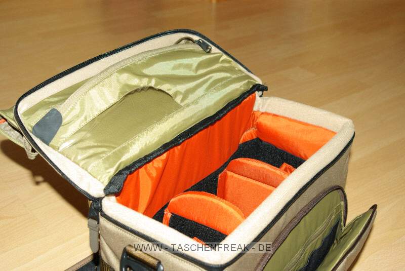 TATONKA CITY SHOT\n\nBilder und Kommentar von Wilhelm Meinhart - VIELEN DANK!\n\nKommentar:\n\nHallo \n \nhabe fr euch ein paar Bilder von der Schultertasche "City Shot" von Tatonka. Preis etwa 60 Euro. Zum Grenvergleich 2 Bilder zusammen mit Lowepro SlingShot 200 AW.\n \nDie Daten: Abmessungen: 32 x 25 x 14 cm Volumen: 7 l Gewicht: 740 g Material 1: Textreme 6.6. Material 2: 420 HD Nylon Oxford.\nDie Schultertasche hat noch einen Beckengurt, der auf den Bildern nicht zu sehen ist. \n\nEs passen bei mir problemlos rein: Samsung GX10 mit Tamron 28-75; Sigma 70-300; Pentax 18-55; Pentax 55mm 1,4; Pentax 35mm 2,8; Blitz Metz 48, Speicherkarten, Akkus und sonstiges Kleinzeug.\nDie Inneneinteilung ist variabel verstellbar und die ganze Tasche macht einen hochwertigen Eindruck.\n  \nGru\n \nWilhelm Meinhart