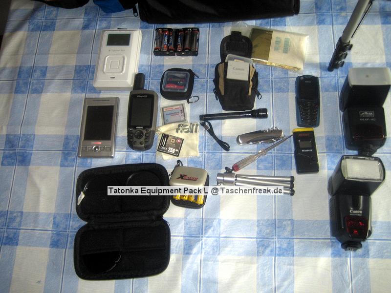 Tatonka Equipment Pack L\n\nFoto von Gert Huether - VIELEN DANK FR DEIN MAIL!\n\nKommentar des Nutzers:\n\nHallo Jrg Langer,\n\nin diesem Rucksack passen 2 DSRL mit Hochformatgriff 2Blitzgerte und 12! Objektive (in dieser Zusammenstellung habe ich die Ausrstung natrlich nie dabei und dient nur zu Veranschaulichung.) Akkus,Speicherkarten, und Imagetank sowie der notwendige Kleinkram finden auch noch Platz.\n\nGru aus Oberfranken\n\nGert-Huether