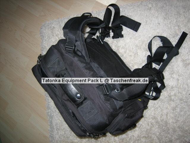 Tatonka Equipment Pack L\n\nFoto von Andreas Schimmel - VIELEN DANK ANDREAS!\n\nKommentar des Nutzers:\n\nHallo Jrg,\n\nhier wie gewnscht ein paar Bilder vom Tatonka Rucksack. Es handelt sich hier noch um eine ltere Version des Tatonka Equipment Pack L. Ich habe Ihn mal mit folgender Ausrstung bestckt: Eos 30d, Eos, 50e, 17-40L, 50/1.4, 90er Makro, 1,4 Konverter, 70-200/4 L, Sigma 500, Canon 480EX. Das Innenteil fr die Ausrstung kann komplett herausgenommen werden, so dass der Rucksack auch anderweitig verwendet werden kann, bzw. kann ich die Ausrstung damit auch fein in einen Alukoffer packen.\n\nAn der linken Auenseite befinden sich zwei zustzliche Stauraumtaschen, an der rechten Seite eine Befestigungsmglichkeit fr das Stativ. Auf der Frontauenseite befinden sich noch zwei riesige Organiserfcher fr Filter, Filme Akkus etc. An der Unterseite sind sen um zustzliches Material zu befestigen. Schlafsack, Jacke, Isomatte, Stativ\n\nInnenmae: ca 40*30*15 cm\nAuenmae: ca. 50*32*22 cm\nGewicht: ca. 1,9 kg\nVolumen: 36l \n\nSorry, dass ich nicht gleich auf den Trichter gekommen bin Dir die Bilder zu schicken, das ist wirklich eine feine, hilfreiche Seite, die Du da ins Leben gerufen hast! \n\nSchnes Restwochenende noch.\n\nAndreas