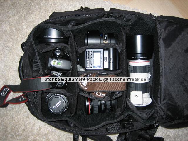 Tatonka Equipment Pack L\n\nFoto von Andreas Schimmel - VIELEN DANK ANDREAS!\n\nKommentar des Nutzers:\n\nHallo Jrg,\n\nhier wie gewnscht ein paar Bilder vom Tatonka Rucksack. Es handelt sich hier noch um eine ltere Version des Tatonka Equipment Pack L. Ich habe Ihn mal mit folgender Ausrstung bestckt: Eos 30d, Eos, 50e, 17-40L, 50/1.4, 90er Makro, 1,4 Konverter, 70-200/4 L, Sigma 500, Canon 480EX. Das Innenteil fr die Ausrstung kann komplett herausgenommen werden, so dass der Rucksack auch anderweitig verwendet werden kann, bzw. kann ich die Ausrstung damit auch fein in einen Alukoffer packen.\n\nAn der linken Auenseite befinden sich zwei zustzliche Stauraumtaschen, an der rechten Seite eine Befestigungsmglichkeit fr das Stativ. Auf der Frontauenseite befinden sich noch zwei riesige Organiserfcher fr Filter, Filme Akkus etc. An der Unterseite sind sen um zustzliches Material zu befestigen. Schlafsack, Jacke, Isomatte, Stativ\n\nInnenmae: ca 40*30*15 cm\nAuenmae: ca. 50*32*22 cm\nGewicht: ca. 1,9 kg\nVolumen: 36l \n\nSorry, dass ich nicht gleich auf den Trichter gekommen bin Dir die Bilder zu schicken, das ist wirklich eine feine, hilfreiche Seite, die Du da ins Leben gerufen hast! \n\nSchnes Restwochenende noch.\n\nAndreas