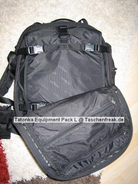 Tatonka Equipment Pack L\n\nFoto von Andreas Schimmel - VIELEN DANK ANDREAS!\n\nKommentar des Nutzers:\n\nHallo Jrg,\n\nhier wie gewnscht ein paar Bilder vom Tatonka Rucksack. Es handelt sich hier noch um eine ltere Version des Tatonka Equipment Pack L. Ich habe Ihn mal mit folgender Ausrstung bestckt: Eos 30d, Eos, 50e, 17-40L, 50/1.4, 90er Makro, 1,4 Konverter, 70-200/4 L, Sigma 500, Canon 480EX. Das Innenteil fr die Ausrstung kann komplett herausgenommen werden, so dass der Rucksack auch anderweitig verwendet werden kann, bzw. kann ich die Ausrstung damit auch fein in einen Alukoffer packen.\n\nAn der linken Auenseite befinden sich zwei zustzliche Stauraumtaschen, an der rechten Seite eine Befestigungsmglichkeit fr das Stativ. Auf der Frontauenseite befinden sich noch zwei riesige Organiserfcher fr Filter, Filme Akkus etc. An der Unterseite sind sen um zustzliches Material zu befestigen. Schlafsack, Jacke, Isomatte, Stativ\n\nInnenmae: ca 40*30*15 cm\nAuenmae: ca. 50*32*22 cm\nGewicht: ca. 1,9 kg\nVolumen: 36l \n\nSorry, dass ich nicht gleich auf den Trichter gekommen bin Dir die Bilder zu schicken, das ist wirklich eine feine, hilfreiche Seite, die Du da ins Leben gerufen hast! \n\nSchnes Restwochenende noch.\n\nAndreas