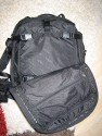 Tatonka Equipment Pack L\n\nFoto von Andreas Schimmel - VIELEN DANK ANDREAS!\n\nKommentar des Nutzers:\n\nHallo Jrg,\n\nhier wie gewnscht ein paar Bilder vom Tatonka Rucksack. Es handelt sich hier noch um eine ltere Version des Tatonka Equipment Pack L. Ich habe Ihn mal mit folgender Ausrstung bestckt: Eos 30d, Eos, 50e, 17-40L, 50/1.4, 90er Makro, 1,4 Konverter, 70-200/4 L, Sigma 500, Canon 480EX. Das Innenteil fr die Ausrstung kann komplett herausgenommen werden, so dass der Rucksack auch anderweitig verwendet werden kann, bzw. kann ich die Ausrstung damit auch fein in einen Alukoffer packen.\n\nAn der linken Auenseite befinden sich zwei zustzliche Stauraumtaschen, an der rechten Seite eine Befestigungsmglichkeit fr das Stativ. Auf der Frontauenseite befinden sich noch zwei riesige Organiserfcher fr Filter, Filme Akkus etc. An der Unterseite sind sen um zustzliches Material zu befestigen. Schlafsack, Jacke, Isomatte, Stativ\n\nInnenmae: ca 40*30*15 cm\nAuenmae: ca. 50*32*22 cm\nGewicht: ca. 1,9 kg\nVolumen: 36l \n\nSorry, dass ich nicht gleich auf den Trichter gekommen bin Dir die Bilder zu schicken, das ist wirklich eine feine, hilfreiche Seite, die Du da ins Leben gerufen hast! \n\nSchnes Restwochenende noch.\n\nAndreas