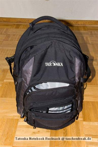 Foto von Gerd Wiechers - DANKE DAFR!\n\nKommentar des Nutzers:\n\nEs handelt sich zwar um einen ganz normalen Notebook Rucksack, aber ich nutze ihn auf Ausflgen und Dienstreisen stndig als Fototasche.\n\n \n\nDer Rucksack hat 4 Fcher.\n\nIch bekommen locker hinein:\n\n \n\nHauptfach (Mittig)\n\n \n\nCanon 5D mit angesetzem 24-104/4 L inkl. Geli schussbereit\nCanon EF 300/4 L IS\nCanon EF 70-200/4 L\nCanon EF 17-40/4 L\n \n\nRckenfach (Rckenseitig, gro)\n\n \n\nSpeedlite 220EX oder 580EX\nFilter 77mm Pol und UV\nTelekonverter Soligor 1.4x\nTaschenbuch oder\nTrinkflasche\nRegenjacke\n \n\n"Brofach" fr\n\n\n \n\nReiseunterlagen\nSchreibutensilien\nVisitenkarten\n"Kleinkramfach" fr\n \nSpeicherkarten\nAkkus\nSchlssel\nKleinkram\n \nVollgepackt mit allem oben beschriebenen Dingen (auer Wasserflasche)\n \n7,05 KG!!! Absolut dauerhaft tragbar, zumal das Trgersystem ganz hervorragend ist!!!