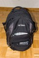 Foto von Gerd Wiechers - DANKE DAFR!\n\nKommentar des Nutzers:\n\nEs handelt sich zwar um einen ganz normalen Notebook Rucksack, aber ich nutze ihn auf Ausflgen und Dienstreisen stndig als Fototasche.\n\n \n\nDer Rucksack hat 4 Fcher.\n\nIch bekommen locker hinein:\n\n \n\nHauptfach (Mittig)\n\n \n\nCanon 5D mit angesetzem 24-104/4 L inkl. Geli schussbereit\nCanon EF 300/4 L IS\nCanon EF 70-200/4 L\nCanon EF 17-40/4 L\n \n\nRckenfach (Rckenseitig, gro)\n\n \n\nSpeedlite 220EX oder 580EX\nFilter 77mm Pol und UV\nTelekonverter Soligor 1.4x\nTaschenbuch oder\nTrinkflasche\nRegenjacke\n \n\n"Brofach" fr\n\n\n \n\nReiseunterlagen\nSchreibutensilien\nVisitenkarten\n"Kleinkramfach" fr\n \nSpeicherkarten\nAkkus\nSchlssel\nKleinkram\n \nVollgepackt mit allem oben beschriebenen Dingen (auer Wasserflasche)\n \n7,05 KG!!! Absolut dauerhaft tragbar, zumal das Trgersystem ganz hervorragend ist!!!