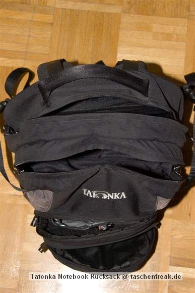 Foto von Gerd Wiechers - DANKE DAFR!\n\nKommentar des Nutzers:\n\nEs handelt sich zwar um einen ganz normalen Notebook Rucksack, aber ich nutze ihn auf Ausflgen und Dienstreisen stndig als Fototasche.\n\n \n\nDer Rucksack hat 4 Fcher.\n\nIch bekommen locker hinein:\n\n \n\nHauptfach (Mittig)\n\n \n\nCanon 5D mit angesetzem 24-104/4 L inkl. Geli schussbereit\nCanon EF 300/4 L IS\nCanon EF 70-200/4 L\nCanon EF 17-40/4 L\n \n\nRckenfach (Rckenseitig, gro)\n\n \n\nSpeedlite 220EX oder 580EX\nFilter 77mm Pol und UV\nTelekonverter Soligor 1.4x\nTaschenbuch oder\nTrinkflasche\nRegenjacke\n \n\n"Brofach" fr\n\n\n \n\nReiseunterlagen\nSchreibutensilien\nVisitenkarten\n"Kleinkramfach" fr\n \nSpeicherkarten\nAkkus\nSchlssel\nKleinkram\n \nVollgepackt mit allem oben beschriebenen Dingen (auer Wasserflasche)\n \n7,05 KG!!! Absolut dauerhaft tragbar, zumal das Trgersystem ganz hervorragend ist!!!