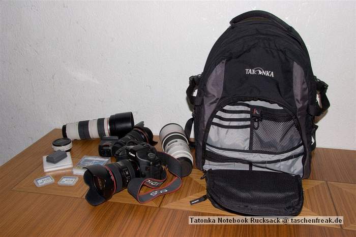 Foto von Gerd Wiechers - DANKE DAFR!\n\nKommentar des Nutzers:\n\nEs handelt sich zwar um einen ganz normalen Notebook Rucksack, aber ich nutze ihn auf Ausflgen und Dienstreisen stndig als Fototasche.\n\n \n\nDer Rucksack hat 4 Fcher.\n\nIch bekommen locker hinein:\n\n \n\nHauptfach (Mittig)\n\n \n\nCanon 5D mit angesetzem 24-104/4 L inkl. Geli schussbereit\nCanon EF 300/4 L IS\nCanon EF 70-200/4 L\nCanon EF 17-40/4 L\n \n\nRckenfach (Rckenseitig, gro)\n\n \n\nSpeedlite 220EX oder 580EX\nFilter 77mm Pol und UV\nTelekonverter Soligor 1.4x\nTaschenbuch oder\nTrinkflasche\nRegenjacke\n \n\n"Brofach" fr\n\n\n \n\nReiseunterlagen\nSchreibutensilien\nVisitenkarten\n"Kleinkramfach" fr\n \nSpeicherkarten\nAkkus\nSchlssel\nKleinkram\n \nVollgepackt mit allem oben beschriebenen Dingen (auer Wasserflasche)\n \n7,05 KG!!! Absolut dauerhaft tragbar, zumal das Trgersystem ganz hervorragend ist!!!