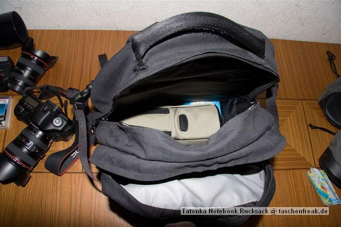 Foto von Gerd Wiechers - DANKE DAFR!\n\nKommentar des Nutzers:\n\nEs handelt sich zwar um einen ganz normalen Notebook Rucksack, aber ich nutze ihn auf Ausflgen und Dienstreisen stndig als Fototasche.\n\n \n\nDer Rucksack hat 4 Fcher.\n\nIch bekommen locker hinein:\n\n \n\nHauptfach (Mittig)\n\n \n\nCanon 5D mit angesetzem 24-104/4 L inkl. Geli schussbereit\nCanon EF 300/4 L IS\nCanon EF 70-200/4 L\nCanon EF 17-40/4 L\n \n\nRckenfach (Rckenseitig, gro)\n\n \n\nSpeedlite 220EX oder 580EX\nFilter 77mm Pol und UV\nTelekonverter Soligor 1.4x\nTaschenbuch oder\nTrinkflasche\nRegenjacke\n \n\n"Brofach" fr\n\n\n \n\nReiseunterlagen\nSchreibutensilien\nVisitenkarten\n"Kleinkramfach" fr\n \nSpeicherkarten\nAkkus\nSchlssel\nKleinkram\n \nVollgepackt mit allem oben beschriebenen Dingen (auer Wasserflasche)\n \n7,05 KG!!! Absolut dauerhaft tragbar, zumal das Trgersystem ganz hervorragend ist!!!