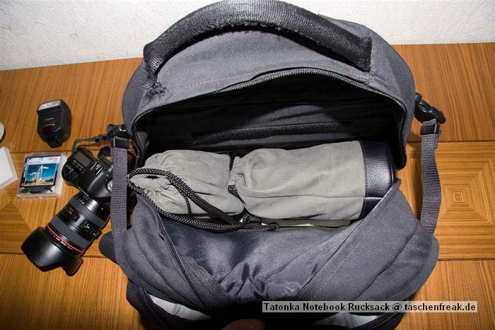 Foto von Gerd Wiechers - DANKE DAFR!\n\nKommentar des Nutzers:\n\nEs handelt sich zwar um einen ganz normalen Notebook Rucksack, aber ich nutze ihn auf Ausflgen und Dienstreisen stndig als Fototasche.\n\n \n\nDer Rucksack hat 4 Fcher.\n\nIch bekommen locker hinein:\n\n \n\nHauptfach (Mittig)\n\n \n\nCanon 5D mit angesetzem 24-104/4 L inkl. Geli schussbereit\nCanon EF 300/4 L IS\nCanon EF 70-200/4 L\nCanon EF 17-40/4 L\n \n\nRckenfach (Rckenseitig, gro)\n\n \n\nSpeedlite 220EX oder 580EX\nFilter 77mm Pol und UV\nTelekonverter Soligor 1.4x\nTaschenbuch oder\nTrinkflasche\nRegenjacke\n \n\n"Brofach" fr\n\n\n \n\nReiseunterlagen\nSchreibutensilien\nVisitenkarten\n"Kleinkramfach" fr\n \nSpeicherkarten\nAkkus\nSchlssel\nKleinkram\n \nVollgepackt mit allem oben beschriebenen Dingen (auer Wasserflasche)\n \n7,05 KG!!! Absolut dauerhaft tragbar, zumal das Trgersystem ganz hervorragend ist!!!