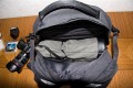 Foto von Gerd Wiechers - DANKE DAFR!\n\nKommentar des Nutzers:\n\nEs handelt sich zwar um einen ganz normalen Notebook Rucksack, aber ich nutze ihn auf Ausflgen und Dienstreisen stndig als Fototasche.\n\n \n\nDer Rucksack hat 4 Fcher.\n\nIch bekommen locker hinein:\n\n \n\nHauptfach (Mittig)\n\n \n\nCanon 5D mit angesetzem 24-104/4 L inkl. Geli schussbereit\nCanon EF 300/4 L IS\nCanon EF 70-200/4 L\nCanon EF 17-40/4 L\n \n\nRckenfach (Rckenseitig, gro)\n\n \n\nSpeedlite 220EX oder 580EX\nFilter 77mm Pol und UV\nTelekonverter Soligor 1.4x\nTaschenbuch oder\nTrinkflasche\nRegenjacke\n \n\n"Brofach" fr\n\n\n \n\nReiseunterlagen\nSchreibutensilien\nVisitenkarten\n"Kleinkramfach" fr\n \nSpeicherkarten\nAkkus\nSchlssel\nKleinkram\n \nVollgepackt mit allem oben beschriebenen Dingen (auer Wasserflasche)\n \n7,05 KG!!! Absolut dauerhaft tragbar, zumal das Trgersystem ganz hervorragend ist!!!