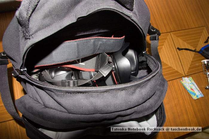 Foto von Gerd Wiechers - DANKE DAFÜR!\n\nKommentar des Nutzers:\n\nEs handelt sich zwar um einen ganz normalen Notebook Rucksack, aber ich nutze ihn auf Ausflügen und Dienstreisen ständig als Fototasche.\n\n \n\nDer Rucksack hat 4 Fächer.\n\nIch bekommen locker hinein:\n\n \n\nHauptfach (Mittig)\n\n \n\nCanon 5D mit angesetzem 24-104/4 L inkl. Geli schussbereit\nCanon EF 300/4 L IS\nCanon EF 70-200/4 L\nCanon EF 17-40/4 L\n \n\nRückenfach (Rückenseitig, groß)\n\n \n\nSpeedlite 220EX oder 580EX\nFilter 77mm Pol und UV\nTelekonverter Soligor 1.4x\nTaschenbuch oder\nTrinkflasche\nRegenjacke\n \n\n"Bürofach" für\n\n\n \n\nReiseunterlagen\nSchreibutensilien\nVisitenkarten\n"Kleinkramfach" für\n \nSpeicherkarten\nAkkus\nSchlüssel\nKleinkram\n \nVollgepackt mit allem oben beschriebenen Dingen (außer Wasserflasche)\n \n7,05 KG!!! Absolut dauerhaft tragbar, zumal das Trägersystem ganz hervorragend ist!!!