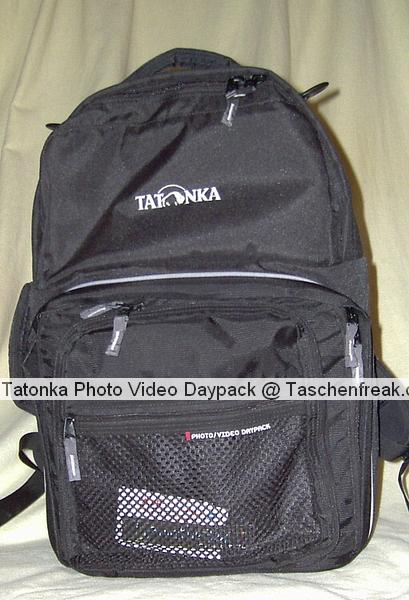 Tatonka Photo Video Daypack\n\nFoto von Peter42 von den Traumfliegern - VIELEN DANK FR DEIN MAIL.\n\nKommentar des Nutzers:\n\nIn der Tasche sind:\n20D mit angeflanschtem 28-135 IS, ein Sigma18-125, ein EF75-300 USM, ein Sigma 135-400 APO, eine Fuji Finepix S5000, Akkus, Ladegert, Speicherkarten, Filter und im oberen Abteil, Blitz, Handbcher, Brille, Handy und Platz fr zwei 0,5er Getrnkebehlter.