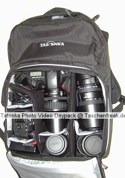 Tatonka Photo Video Daypack\n\nFoto von Peter42 von den Traumfliegern - VIELEN DANK FR DEIN MAIL.\n\nKommentar des Nutzers:\n\nIn der Tasche sind:\n20D mit angeflanschtem 28-135 IS, ein Sigma18-125, ein EF75-300 USM, ein Sigma 135-400 APO, eine Fuji Finepix S5000, Akkus, Ladegert, Speicherkarten, Filter und im oberen Abteil, Blitz, Handbcher, Brille, Handy und Platz fr zwei 0,5er Getrnkebehlter.