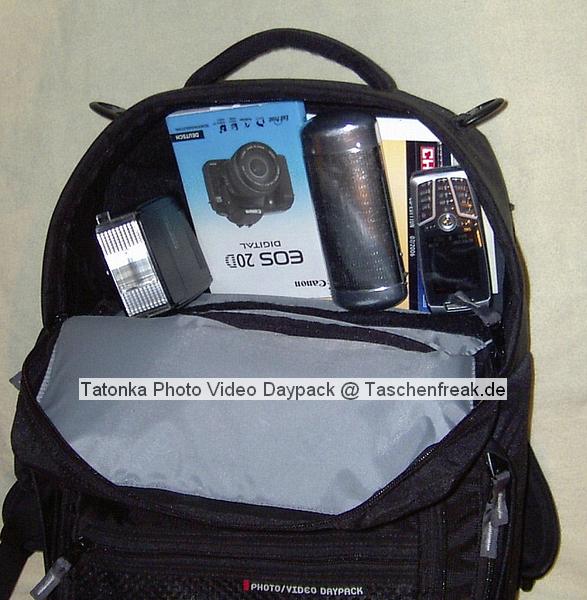 Tatonka Photo Video Daypack\n\nFoto von Peter42 von den Traumfliegern - VIELEN DANK FÜR DEIN MAIL.\n\nKommentar des Nutzers:\n\nIn der Tasche sind:\n20D mit angeflanschtem 28-135 IS, ein Sigma18-125, ein EF75-300 USM, ein Sigma 135-400 APO, eine Fuji Finepix S5000, Akkus, Ladegerät, Speicherkarten, Filter und im oberen Abteil, Blitz, Handbücher, Brille, Handy und Platz für zwei 0,5er Getränkebehälter.