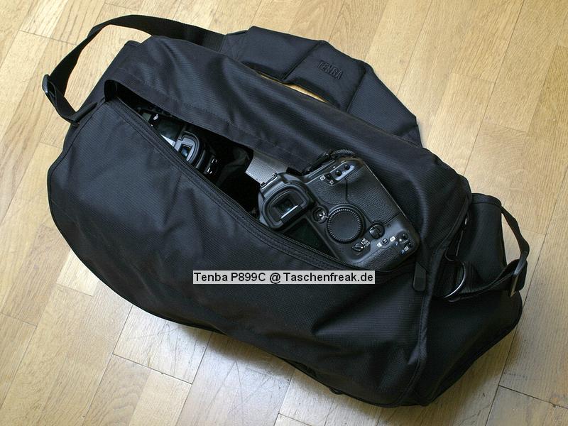 Tenba P889C \n\nFoto von Peter Wafzig - Herzlichen Dank für Deinen Bericht.\n\nKommentar des Nutzers:\n\nHi zusammen,\n\nnachdem ich nun doch noch einen Lieferanten für die Tenba P899c gefunden habe, hier ein paar Erfahrungen und Bilder. Tenba scheint nicht so wirklich bekannt zu sein, ich kenne kaum einen Ladenhändler, der sie vorrätig hat, deshalb hier mal ein kurzer Überblick.\n\nZunächst mal der Grund, warum ich nun doch keine Domke genommen habe: Die Tenba hat ein Laptopfach, einen Deckel zum Durchgreifen und einen kompletten Regenschutz. Das sind drei Features, die eine Domke leider nicht zu bieten hat. Zudem ist sie etwas günstiger als die vregleichbare Domke F7.\n\n1.) Die Tasche ist 28cm hoch, das heisst, man kann eine EOS 1DMKII mit angesetztem 2.8/70-200 L IS USM komplett kopfüber unterbringen. Damit hat man schon mal einen deutlichen Platzvorteil im Gegensatz zu anderen Taschen.\n\n2.) Die Seitenteile sind rundherum mit einem festen Schaummaterial ausgekleidet, das man über Reißverschlüsse herausnehmen kann. Ich habe es auf der Innenseite entfernt, damit sitzt die P899c optimal an der Hüfte, selbst im Laufen schlackert sie nicht durch die Gegend.\n\n3.) + 4.) In die Seitenfächer geht auch nochmal einiges rein, für einen 1er-Body langt es nicht, aber eine 20er/30er/5er ohne BG passt. Ansonsten eben einiges an Zubehör.\n\n5.) Der Durchgriff von oben: Im Prinzip braucht man den Deckel nicht öffnen, denn man erreicht alles durch den Deckel. Sehr praktisch und schnell.\n\n6.) Die Tasche von oben: Nicht so originell wie eine Crumpler, aber dafür deutlich mehr Platz und durch den breiten, gummierten Tragegurt super zu tragen.\n\nAuf den oberen Bilder sind die Inserts zu sehen, diese sind normalerweise mit Einsätzen versehen, die ich herausgetrennt habe, da ich immer 2 Bodies mit angesetztem Objektiv transportiere. Für die Linse(n) zwischen den Inserts benutze ich Neopren-Einschlagtücher, die nicht so dick auftragen wie Inserts oder Lens Cases.\n\nGreets,\nPeter.