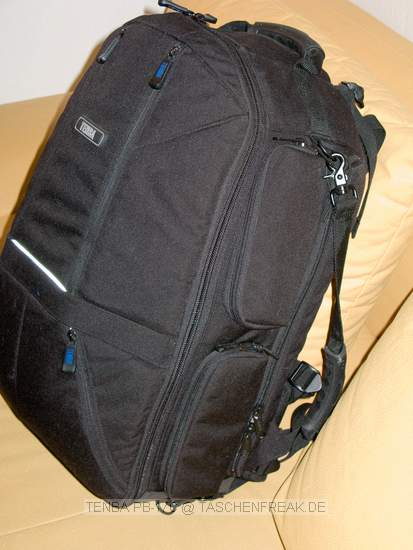 TENBA PB-17C\n\nFoto von Jrg Langer - www.taschenfreak.de\n\nKommentar des Nutzers:\n\nDer PB-17C ist der grte Tenba Rucksack der aktuellen Serie. Er hat ein am Rckenliegendes gut gepolstertes Notebookfach welches auch gut und bequem ein 17 Zoll Notebook aufnimmt.\n\nDie Verarbeitung ist sehr hochwertig. Die Inneneinteilungen, von denen es reichlich gibt, sind weicher gefttert als man dieses von Lowepro oder Tamrac kennt. Zudem werden sie nicht nur einseitig mit Klett fixiert sondern auf beiden Seiten. Das macht die Inneneinteilung sehr stabil.\n\nDer PB-17C hat 4 von auen per Reissverschlussfach zu ffnende Fcher in denen man sehr gut an die dort liegenden Gegenstnde, Bodys oder Objektive herankommt ohne den ganzen Rucksack zu ffnen.\n\nDie Regenschutzhlle ist oben unter dem Tragegriff untergebracht, was wesentlich praktischer ist als die bei Lowepro im Boden versteckten Hllen.\n\nDas Tragegestell ist gut und der Hftgurt kann sehr gut und bequem versteckt werden.\n\nDer Rucksack ist recht gro und kann es vom Ladevolumen sehr gut mit einem Phototrekker II AW aus dem Hause Lowepro aufnehmen, hat allerdings auch ein Notebookfach, welches seinem Konkurenten fehlt.\n\nEin seitlicher Tragegurt hilft beim absetzen oder wegladen.\n\nDie Stativhalterung ist unter dem Rucksack.\n\nDie vielzahl der kleinen Innen und Auentaschen lasen eine sehr gute Organisatzion aller kleinen Utensilien zu die man so im Fotoalltag braucht oder meint zu brauchen.\n\nSchulnote 2\n\nWenn die Stativhalterung besser wre wre es eine 1 geworden.\n\nLieben Gru\n\nEuer Taschen & Stativfreak.