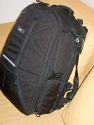 TENBA PB-17C\n\nFoto von Jrg Langer - www.taschenfreak.de\n\nKommentar des Nutzers:\n\nDer PB-17C ist der grte Tenba Rucksack der aktuellen Serie. Er hat ein am Rckenliegendes gut gepolstertes Notebookfach welches auch gut und bequem ein 17 Zoll Notebook aufnimmt.\n\nDie Verarbeitung ist sehr hochwertig. Die Inneneinteilungen, von denen es reichlich gibt, sind weicher gefttert als man dieses von Lowepro oder Tamrac kennt. Zudem werden sie nicht nur einseitig mit Klett fixiert sondern auf beiden Seiten. Das macht die Inneneinteilung sehr stabil.\n\nDer PB-17C hat 4 von auen per Reissverschlussfach zu ffnende Fcher in denen man sehr gut an die dort liegenden Gegenstnde, Bodys oder Objektive herankommt ohne den ganzen Rucksack zu ffnen.\n\nDie Regenschutzhlle ist oben unter dem Tragegriff untergebracht, was wesentlich praktischer ist als die bei Lowepro im Boden versteckten Hllen.\n\nDas Tragegestell ist gut und der Hftgurt kann sehr gut und bequem versteckt werden.\n\nDer Rucksack ist recht gro und kann es vom Ladevolumen sehr gut mit einem Phototrekker II AW aus dem Hause Lowepro aufnehmen, hat allerdings auch ein Notebookfach, welches seinem Konkurenten fehlt.\n\nEin seitlicher Tragegurt hilft beim absetzen oder wegladen.\n\nDie Stativhalterung ist unter dem Rucksack.\n\nDie vielzahl der kleinen Innen und Auentaschen lasen eine sehr gute Organisatzion aller kleinen Utensilien zu die man so im Fotoalltag braucht oder meint zu brauchen.\n\nSchulnote 2\n\nWenn die Stativhalterung besser wre wre es eine 1 geworden.\n\nLieben Gru\n\nEuer Taschen & Stativfreak.