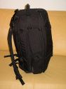 TENBA PB-17C\n\nFoto von Jrg Langer - www.taschenfreak.de\n\nKommentar des Nutzers:\n\nDer PB-17C ist der grte Tenba Rucksack der aktuellen Serie. Er hat ein am Rckenliegendes gut gepolstertes Notebookfach welches auch gut und bequem ein 17 Zoll Notebook aufnimmt.\n\nDie Verarbeitung ist sehr hochwertig. Die Inneneinteilungen, von denen es reichlich gibt, sind weicher gefttert als man dieses von Lowepro oder Tamrac kennt. Zudem werden sie nicht nur einseitig mit Klett fixiert sondern auf beiden Seiten. Das macht die Inneneinteilung sehr stabil.\n\nDer PB-17C hat 4 von auen per Reissverschlussfach zu ffnende Fcher in denen man sehr gut an die dort liegenden Gegenstnde, Bodys oder Objektive herankommt ohne den ganzen Rucksack zu ffnen.\n\nDie Regenschutzhlle ist oben unter dem Tragegriff untergebracht, was wesentlich praktischer ist als die bei Lowepro im Boden versteckten Hllen.\n\nDas Tragegestell ist gut und der Hftgurt kann sehr gut und bequem versteckt werden.\n\nDer Rucksack ist recht gro und kann es vom Ladevolumen sehr gut mit einem Phototrekker II AW aus dem Hause Lowepro aufnehmen, hat allerdings auch ein Notebookfach, welches seinem Konkurenten fehlt.\n\nEin seitlicher Tragegurt hilft beim absetzen oder wegladen.\n\nDie Stativhalterung ist unter dem Rucksack.\n\nDie vielzahl der kleinen Innen und Auentaschen lasen eine sehr gute Organisatzion aller kleinen Utensilien zu die man so im Fotoalltag braucht oder meint zu brauchen.\n\nSchulnote 2\n\nWenn die Stativhalterung besser wre wre es eine 1 geworden.\n\nLieben Gru\n\nEuer Taschen & Stativfreak.