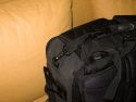 TENBA PB-17C\n\nFoto von Jrg Langer - www.taschenfreak.de\n\nKommentar des Nutzers:\n\nDer PB-17C ist der grte Tenba Rucksack der aktuellen Serie. Er hat ein am Rckenliegendes gut gepolstertes Notebookfach welches auch gut und bequem ein 17 Zoll Notebook aufnimmt.\n\nDie Verarbeitung ist sehr hochwertig. Die Inneneinteilungen, von denen es reichlich gibt, sind weicher gefttert als man dieses von Lowepro oder Tamrac kennt. Zudem werden sie nicht nur einseitig mit Klett fixiert sondern auf beiden Seiten. Das macht die Inneneinteilung sehr stabil.\n\nDer PB-17C hat 4 von auen per Reissverschlussfach zu ffnende Fcher in denen man sehr gut an die dort liegenden Gegenstnde, Bodys oder Objektive herankommt ohne den ganzen Rucksack zu ffnen.\n\nDie Regenschutzhlle ist oben unter dem Tragegriff untergebracht, was wesentlich praktischer ist als die bei Lowepro im Boden versteckten Hllen.\n\nDas Tragegestell ist gut und der Hftgurt kann sehr gut und bequem versteckt werden.\n\nDer Rucksack ist recht gro und kann es vom Ladevolumen sehr gut mit einem Phototrekker II AW aus dem Hause Lowepro aufnehmen, hat allerdings auch ein Notebookfach, welches seinem Konkurenten fehlt.\n\nEin seitlicher Tragegurt hilft beim absetzen oder wegladen.\n\nDie Stativhalterung ist unter dem Rucksack.\n\nDie vielzahl der kleinen Innen und Auentaschen lasen eine sehr gute Organisatzion aller kleinen Utensilien zu die man so im Fotoalltag braucht oder meint zu brauchen.\n\nSchulnote 2\n\nWenn die Stativhalterung besser wre wre es eine 1 geworden.\n\nLieben Gru\n\nEuer Taschen & Stativfreak.