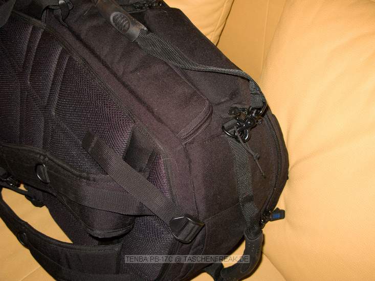 TENBA PB-17C\n\nFoto von Jrg Langer - www.taschenfreak.de\n\nKommentar des Nutzers:\n\nDer PB-17C ist der grte Tenba Rucksack der aktuellen Serie. Er hat ein am Rckenliegendes gut gepolstertes Notebookfach welches auch gut und bequem ein 17 Zoll Notebook aufnimmt.\n\nDie Verarbeitung ist sehr hochwertig. Die Inneneinteilungen, von denen es reichlich gibt, sind weicher gefttert als man dieses von Lowepro oder Tamrac kennt. Zudem werden sie nicht nur einseitig mit Klett fixiert sondern auf beiden Seiten. Das macht die Inneneinteilung sehr stabil.\n\nDer PB-17C hat 4 von auen per Reissverschlussfach zu ffnende Fcher in denen man sehr gut an die dort liegenden Gegenstnde, Bodys oder Objektive herankommt ohne den ganzen Rucksack zu ffnen.\n\nDie Regenschutzhlle ist oben unter dem Tragegriff untergebracht, was wesentlich praktischer ist als die bei Lowepro im Boden versteckten Hllen.\n\nDas Tragegestell ist gut und der Hftgurt kann sehr gut und bequem versteckt werden.\n\nDer Rucksack ist recht gro und kann es vom Ladevolumen sehr gut mit einem Phototrekker II AW aus dem Hause Lowepro aufnehmen, hat allerdings auch ein Notebookfach, welches seinem Konkurenten fehlt.\n\nEin seitlicher Tragegurt hilft beim absetzen oder wegladen.\n\nDie Stativhalterung ist unter dem Rucksack.\n\nDie vielzahl der kleinen Innen und Auentaschen lasen eine sehr gute Organisatzion aller kleinen Utensilien zu die man so im Fotoalltag braucht oder meint zu brauchen.\n\nSchulnote 2\n\nWenn die Stativhalterung besser wre wre es eine 1 geworden.\n\nLieben Gru\n\nEuer Taschen & Stativfreak.
