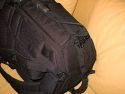TENBA PB-17C\n\nFoto von Jrg Langer - www.taschenfreak.de\n\nKommentar des Nutzers:\n\nDer PB-17C ist der grte Tenba Rucksack der aktuellen Serie. Er hat ein am Rckenliegendes gut gepolstertes Notebookfach welches auch gut und bequem ein 17 Zoll Notebook aufnimmt.\n\nDie Verarbeitung ist sehr hochwertig. Die Inneneinteilungen, von denen es reichlich gibt, sind weicher gefttert als man dieses von Lowepro oder Tamrac kennt. Zudem werden sie nicht nur einseitig mit Klett fixiert sondern auf beiden Seiten. Das macht die Inneneinteilung sehr stabil.\n\nDer PB-17C hat 4 von auen per Reissverschlussfach zu ffnende Fcher in denen man sehr gut an die dort liegenden Gegenstnde, Bodys oder Objektive herankommt ohne den ganzen Rucksack zu ffnen.\n\nDie Regenschutzhlle ist oben unter dem Tragegriff untergebracht, was wesentlich praktischer ist als die bei Lowepro im Boden versteckten Hllen.\n\nDas Tragegestell ist gut und der Hftgurt kann sehr gut und bequem versteckt werden.\n\nDer Rucksack ist recht gro und kann es vom Ladevolumen sehr gut mit einem Phototrekker II AW aus dem Hause Lowepro aufnehmen, hat allerdings auch ein Notebookfach, welches seinem Konkurenten fehlt.\n\nEin seitlicher Tragegurt hilft beim absetzen oder wegladen.\n\nDie Stativhalterung ist unter dem Rucksack.\n\nDie vielzahl der kleinen Innen und Auentaschen lasen eine sehr gute Organisatzion aller kleinen Utensilien zu die man so im Fotoalltag braucht oder meint zu brauchen.\n\nSchulnote 2\n\nWenn die Stativhalterung besser wre wre es eine 1 geworden.\n\nLieben Gru\n\nEuer Taschen & Stativfreak.