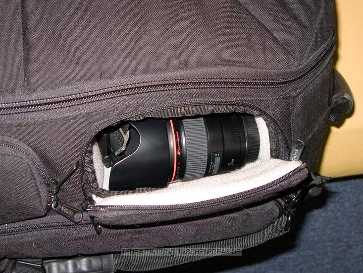 TENBA PB-17C\n\nFoto von Jrg Langer - www.taschenfreak.de\n\nKommentar des Nutzers:\n\nDer PB-17C ist der grte Tenba Rucksack der aktuellen Serie. Er hat ein am Rckenliegendes gut gepolstertes Notebookfach welches auch gut und bequem ein 17 Zoll Notebook aufnimmt.\n\nDie Verarbeitung ist sehr hochwertig. Die Inneneinteilungen, von denen es reichlich gibt, sind weicher gefttert als man dieses von Lowepro oder Tamrac kennt. Zudem werden sie nicht nur einseitig mit Klett fixiert sondern auf beiden Seiten. Das macht die Inneneinteilung sehr stabil.\n\nDer PB-17C hat 4 von auen per Reissverschlussfach zu ffnende Fcher in denen man sehr gut an die dort liegenden Gegenstnde, Bodys oder Objektive herankommt ohne den ganzen Rucksack zu ffnen.\n\nDie Regenschutzhlle ist oben unter dem Tragegriff untergebracht, was wesentlich praktischer ist als die bei Lowepro im Boden versteckten Hllen.\n\nDas Tragegestell ist gut und der Hftgurt kann sehr gut und bequem versteckt werden.\n\nDer Rucksack ist recht gro und kann es vom Ladevolumen sehr gut mit einem Phototrekker II AW aus dem Hause Lowepro aufnehmen, hat allerdings auch ein Notebookfach, welches seinem Konkurenten fehlt.\n\nEin seitlicher Tragegurt hilft beim absetzen oder wegladen.\n\nDie Stativhalterung ist unter dem Rucksack.\n\nDie vielzahl der kleinen Innen und Auentaschen lasen eine sehr gute Organisatzion aller kleinen Utensilien zu die man so im Fotoalltag braucht oder meint zu brauchen.\n\nSchulnote 2\n\nWenn die Stativhalterung besser wre wre es eine 1 geworden.\n\nLieben Gru\n\nEuer Taschen & Stativfreak.