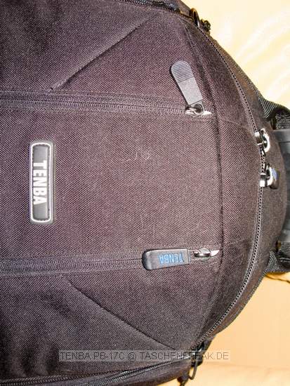 TENBA PB-17C\n\nFoto von Jrg Langer - www.taschenfreak.de\n\nKommentar des Nutzers:\n\nDer PB-17C ist der grte Tenba Rucksack der aktuellen Serie. Er hat ein am Rckenliegendes gut gepolstertes Notebookfach welches auch gut und bequem ein 17 Zoll Notebook aufnimmt.\n\nDie Verarbeitung ist sehr hochwertig. Die Inneneinteilungen, von denen es reichlich gibt, sind weicher gefttert als man dieses von Lowepro oder Tamrac kennt. Zudem werden sie nicht nur einseitig mit Klett fixiert sondern auf beiden Seiten. Das macht die Inneneinteilung sehr stabil.\n\nDer PB-17C hat 4 von auen per Reissverschlussfach zu ffnende Fcher in denen man sehr gut an die dort liegenden Gegenstnde, Bodys oder Objektive herankommt ohne den ganzen Rucksack zu ffnen.\n\nDie Regenschutzhlle ist oben unter dem Tragegriff untergebracht, was wesentlich praktischer ist als die bei Lowepro im Boden versteckten Hllen.\n\nDas Tragegestell ist gut und der Hftgurt kann sehr gut und bequem versteckt werden.\n\nDer Rucksack ist recht gro und kann es vom Ladevolumen sehr gut mit einem Phototrekker II AW aus dem Hause Lowepro aufnehmen, hat allerdings auch ein Notebookfach, welches seinem Konkurenten fehlt.\n\nEin seitlicher Tragegurt hilft beim absetzen oder wegladen.\n\nDie Stativhalterung ist unter dem Rucksack.\n\nDie vielzahl der kleinen Innen und Auentaschen lasen eine sehr gute Organisatzion aller kleinen Utensilien zu die man so im Fotoalltag braucht oder meint zu brauchen.\n\nSchulnote 2\n\nWenn die Stativhalterung besser wre wre es eine 1 geworden.\n\nLieben Gru\n\nEuer Taschen & Stativfreak.