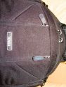 TENBA PB-17C\n\nFoto von Jrg Langer - www.taschenfreak.de\n\nKommentar des Nutzers:\n\nDer PB-17C ist der grte Tenba Rucksack der aktuellen Serie. Er hat ein am Rckenliegendes gut gepolstertes Notebookfach welches auch gut und bequem ein 17 Zoll Notebook aufnimmt.\n\nDie Verarbeitung ist sehr hochwertig. Die Inneneinteilungen, von denen es reichlich gibt, sind weicher gefttert als man dieses von Lowepro oder Tamrac kennt. Zudem werden sie nicht nur einseitig mit Klett fixiert sondern auf beiden Seiten. Das macht die Inneneinteilung sehr stabil.\n\nDer PB-17C hat 4 von auen per Reissverschlussfach zu ffnende Fcher in denen man sehr gut an die dort liegenden Gegenstnde, Bodys oder Objektive herankommt ohne den ganzen Rucksack zu ffnen.\n\nDie Regenschutzhlle ist oben unter dem Tragegriff untergebracht, was wesentlich praktischer ist als die bei Lowepro im Boden versteckten Hllen.\n\nDas Tragegestell ist gut und der Hftgurt kann sehr gut und bequem versteckt werden.\n\nDer Rucksack ist recht gro und kann es vom Ladevolumen sehr gut mit einem Phototrekker II AW aus dem Hause Lowepro aufnehmen, hat allerdings auch ein Notebookfach, welches seinem Konkurenten fehlt.\n\nEin seitlicher Tragegurt hilft beim absetzen oder wegladen.\n\nDie Stativhalterung ist unter dem Rucksack.\n\nDie vielzahl der kleinen Innen und Auentaschen lasen eine sehr gute Organisatzion aller kleinen Utensilien zu die man so im Fotoalltag braucht oder meint zu brauchen.\n\nSchulnote 2\n\nWenn die Stativhalterung besser wre wre es eine 1 geworden.\n\nLieben Gru\n\nEuer Taschen & Stativfreak.
