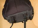 TENBA PB-17C\n\nFoto von Jrg Langer - www.taschenfreak.de\n\nKommentar des Nutzers:\n\nDer PB-17C ist der grte Tenba Rucksack der aktuellen Serie. Er hat ein am Rckenliegendes gut gepolstertes Notebookfach welches auch gut und bequem ein 17 Zoll Notebook aufnimmt.\n\nDie Verarbeitung ist sehr hochwertig. Die Inneneinteilungen, von denen es reichlich gibt, sind weicher gefttert als man dieses von Lowepro oder Tamrac kennt. Zudem werden sie nicht nur einseitig mit Klett fixiert sondern auf beiden Seiten. Das macht die Inneneinteilung sehr stabil.\n\nDer PB-17C hat 4 von auen per Reissverschlussfach zu ffnende Fcher in denen man sehr gut an die dort liegenden Gegenstnde, Bodys oder Objektive herankommt ohne den ganzen Rucksack zu ffnen.\n\nDie Regenschutzhlle ist oben unter dem Tragegriff untergebracht, was wesentlich praktischer ist als die bei Lowepro im Boden versteckten Hllen.\n\nDas Tragegestell ist gut und der Hftgurt kann sehr gut und bequem versteckt werden.\n\nDer Rucksack ist recht gro und kann es vom Ladevolumen sehr gut mit einem Phototrekker II AW aus dem Hause Lowepro aufnehmen, hat allerdings auch ein Notebookfach, welches seinem Konkurenten fehlt.\n\nEin seitlicher Tragegurt hilft beim absetzen oder wegladen.\n\nDie Stativhalterung ist unter dem Rucksack.\n\nDie vielzahl der kleinen Innen und Auentaschen lasen eine sehr gute Organisatzion aller kleinen Utensilien zu die man so im Fotoalltag braucht oder meint zu brauchen.\n\nSchulnote 2\n\nWenn die Stativhalterung besser wre wre es eine 1 geworden.\n\nLieben Gru\n\nEuer Taschen & Stativfreak.
