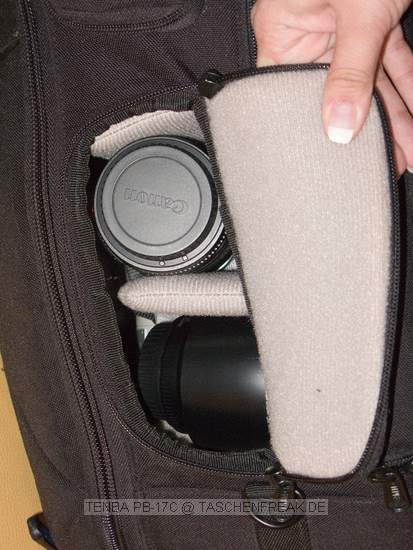 TENBA PB-17C\n\nFoto von Jörg Langer - www.taschenfreak.de\n\nKommentar des Nutzers:\n\nDer PB-17C ist der größte Tenba Rucksack der aktuellen Serie. Er hat ein am Rückenliegendes gut gepolstertes Notebookfach welches auch gut und bequem ein 17 Zoll Notebook aufnimmt.\n\nDie Verarbeitung ist sehr hochwertig. Die Inneneinteilungen, von denen es reichlich gibt, sind weicher gefüttert als man dieses von Lowepro oder Tamrac kennt. Zudem werden sie nicht nur einseitig mit Klett fixiert sondern auf beiden Seiten. Das macht die Inneneinteilung sehr stabil.\n\nDer PB-17C hat 4 von außen per Reissverschlussfach zu öffnende Fächer in denen man sehr gut an die dort liegenden Gegenstände, Bodys oder Objektive herankommt ohne den ganzen Rucksack zu öffnen.\n\nDie Regenschutzhülle ist oben unter dem Tragegriff untergebracht, was wesentlich praktischer ist als die bei Lowepro im Boden versteckten Hüllen.\n\nDas Tragegestell ist gut und der Hüftgurt kann sehr gut und bequem versteckt werden.\n\nDer Rucksack ist recht groß und kann es vom Ladevolumen sehr gut mit einem Phototrekker II AW aus dem Hause Lowepro aufnehmen, hat allerdings auch ein Notebookfach, welches seinem Konkurenten fehlt.\n\nEin seitlicher Tragegurt hilft beim absetzen oder wegladen.\n\nDie Stativhalterung ist unter dem Rucksack.\n\nDie vielzahl der kleinen Innen und Außentaschen lasen eine sehr gute Organisatzion aller kleinen Utensilien zu die man so im Fotoalltag braucht oder meint zu brauchen.\n\nSchulnote 2\n\nWenn die Stativhalterung besser wäre wäre es eine 1 geworden.\n\nLieben Gruß\n\nEuer Taschen & Stativfreak.