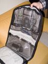 TENBA PB-17C\n\nFoto von Jrg Langer - www.taschenfreak.de\n\nKommentar des Nutzers:\n\nDer PB-17C ist der grte Tenba Rucksack der aktuellen Serie. Er hat ein am Rckenliegendes gut gepolstertes Notebookfach welches auch gut und bequem ein 17 Zoll Notebook aufnimmt.\n\nDie Verarbeitung ist sehr hochwertig. Die Inneneinteilungen, von denen es reichlich gibt, sind weicher gefttert als man dieses von Lowepro oder Tamrac kennt. Zudem werden sie nicht nur einseitig mit Klett fixiert sondern auf beiden Seiten. Das macht die Inneneinteilung sehr stabil.\n\nDer PB-17C hat 4 von auen per Reissverschlussfach zu ffnende Fcher in denen man sehr gut an die dort liegenden Gegenstnde, Bodys oder Objektive herankommt ohne den ganzen Rucksack zu ffnen.\n\nDie Regenschutzhlle ist oben unter dem Tragegriff untergebracht, was wesentlich praktischer ist als die bei Lowepro im Boden versteckten Hllen.\n\nDas Tragegestell ist gut und der Hftgurt kann sehr gut und bequem versteckt werden.\n\nDer Rucksack ist recht gro und kann es vom Ladevolumen sehr gut mit einem Phototrekker II AW aus dem Hause Lowepro aufnehmen, hat allerdings auch ein Notebookfach, welches seinem Konkurenten fehlt.\n\nEin seitlicher Tragegurt hilft beim absetzen oder wegladen.\n\nDie Stativhalterung ist unter dem Rucksack.\n\nDie vielzahl der kleinen Innen und Auentaschen lasen eine sehr gute Organisatzion aller kleinen Utensilien zu die man so im Fotoalltag braucht oder meint zu brauchen.\n\nSchulnote 2\n\nWenn die Stativhalterung besser wre wre es eine 1 geworden.\n\nLieben Gru\n\nEuer Taschen & Stativfreak.
