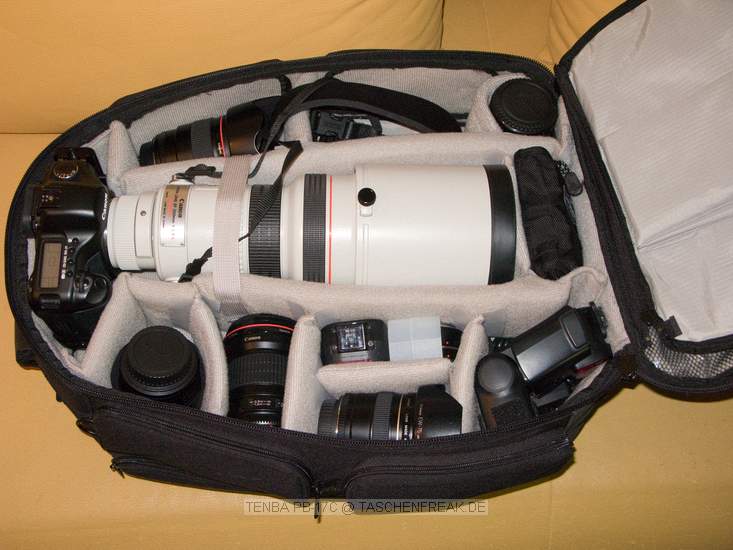 TENBA PB-17C\n\nFoto von J�rg Langer - www.taschenfreak.de\n\nKommentar des Nutzers:\n\nDer PB-17C ist der gr��te Tenba Rucksack der aktuellen Serie. Er hat ein am R�ckenliegendes gut gepolstertes Notebookfach welches auch gut und bequem ein 17 Zoll Notebook aufnimmt.\n\nDie Verarbeitung ist sehr hochwertig. Die Inneneinteilungen, von denen es reichlich gibt, sind weicher gef�ttert als man dieses von Lowepro oder Tamrac kennt. Zudem werden sie nicht nur einseitig mit Klett fixiert sondern auf beiden Seiten. Das macht die Inneneinteilung sehr stabil.\n\nDer PB-17C hat 4 von au�en per Reissverschlussfach zu �ffnende F�cher in denen man sehr gut an die dort liegenden Gegenst�nde, Bodys oder Objektive herankommt ohne den ganzen Rucksack zu �ffnen.\n\nDie Regenschutzh�lle ist oben unter dem Tragegriff untergebracht, was wesentlich praktischer ist als die bei Lowepro im Boden versteckten H�llen.\n\nDas Tragegestell ist gut und der H�ftgurt kann sehr gut und bequem versteckt werden.\n\nDer Rucksack ist recht gro� und kann es vom Ladevolumen sehr gut mit einem Phototrekker II AW aus dem Hause Lowepro aufnehmen, hat allerdings auch ein Notebookfach, welches seinem Konkurenten fehlt.\n\nEin seitlicher Tragegurt hilft beim absetzen oder wegladen.\n\nDie Stativhalterung ist unter dem Rucksack.\n\nDie vielzahl der kleinen Innen und Au�entaschen lasen eine sehr gute Organisatzion aller kleinen Utensilien zu die man so im Fotoalltag braucht oder meint zu brauchen.\n\nSchulnote 2\n\nWenn die Stativhalterung besser w�re w�re es eine 1 geworden.\n\nLieben Gru�\n\nEuer Taschen & Stativfreak.