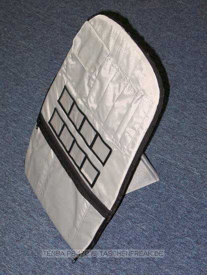 TENBA PB-17C\n\nFoto von Jrg Langer - www.taschenfreak.de\n\nKommentar des Nutzers:\n\nDer PB-17C ist der grte Tenba Rucksack der aktuellen Serie. Er hat ein am Rckenliegendes gut gepolstertes Notebookfach welches auch gut und bequem ein 17 Zoll Notebook aufnimmt.\n\nDie Verarbeitung ist sehr hochwertig. Die Inneneinteilungen, von denen es reichlich gibt, sind weicher gefttert als man dieses von Lowepro oder Tamrac kennt. Zudem werden sie nicht nur einseitig mit Klett fixiert sondern auf beiden Seiten. Das macht die Inneneinteilung sehr stabil.\n\nDer PB-17C hat 4 von auen per Reissverschlussfach zu ffnende Fcher in denen man sehr gut an die dort liegenden Gegenstnde, Bodys oder Objektive herankommt ohne den ganzen Rucksack zu ffnen.\n\nDie Regenschutzhlle ist oben unter dem Tragegriff untergebracht, was wesentlich praktischer ist als die bei Lowepro im Boden versteckten Hllen.\n\nDas Tragegestell ist gut und der Hftgurt kann sehr gut und bequem versteckt werden.\n\nDer Rucksack ist recht gro und kann es vom Ladevolumen sehr gut mit einem Phototrekker II AW aus dem Hause Lowepro aufnehmen, hat allerdings auch ein Notebookfach, welches seinem Konkurenten fehlt.\n\nEin seitlicher Tragegurt hilft beim absetzen oder wegladen.\n\nDie Stativhalterung ist unter dem Rucksack.\n\nDie vielzahl der kleinen Innen und Auentaschen lasen eine sehr gute Organisatzion aller kleinen Utensilien zu die man so im Fotoalltag braucht oder meint zu brauchen.\n\nSchulnote 2\n\nWenn die Stativhalterung besser wre wre es eine 1 geworden.\n\nLieben Gru\n\nEuer Taschen & Stativfreak.