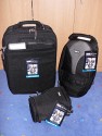 THINK TANK AIRPORT ACCELERATOR\n\nFoto von Jrg Langer - www.taschenfreak.de\n\nKommentar des Nutzers:\n\nDer eindeutig beste Rucksack den wir je in den Hngen hatten.\n\nSehr stabil.\nSehr angenehm zu tragen, trotz voller Beladung\nSehr praktikabel zu beladen\nInneneinteilung sehr flexibel gestaltbar und hoch stabil\nAbsolute Boardmae\nTragegestell verdeckbar\nHftgurt abnehmbar\nRegenschutzhlle und Stativhalterung im Lieferumfang\nNotebooktasche im Lieferumfang\nHandgriff oben und unten und an der Seite zum Tragen als "Koffer"\nTicketfach oben\nViitenkartenfach oben\n\nWir haben darin verpackt/befllt:\n\n2x DSLR mit angesetzen 300 und 70-200er\n24-70 2,8\n17-40\n50er\nTC\nZwischenringe\nBlitz\nFilter & Bouncer\nHasselblad 500CM mit 80er Objektiv\n150er Objektiv\nWechselmagazin\nGegenlichtblenden\nHandbelichtungsmesser Gossen Starlite\nFilme\nAkkus\nPanoschiene\n\nund Notebook inkl. UMTS Karte und Netzteil