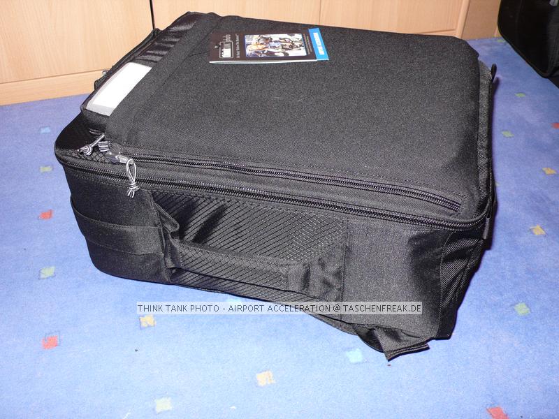 THINK TANK AIRPORT ACCELERATOR\n\nFoto von Jrg Langer - www.taschenfreak.de\n\nKommentar des Nutzers:\n\nDer eindeutig beste Rucksack den wir je in den Hngen hatten.\n\nSehr stabil.\nSehr angenehm zu tragen, trotz voller Beladung\nSehr praktikabel zu beladen\nInneneinteilung sehr flexibel gestaltbar und hoch stabil\nAbsolute Boardmae\nTragegestell verdeckbar\nHftgurt abnehmbar\nRegenschutzhlle und Stativhalterung im Lieferumfang\nNotebooktasche im Lieferumfang\nHandgriff oben und unten und an der Seite zum Tragen als "Koffer"\nTicketfach oben\nViitenkartenfach oben\n\nWir haben darin verpackt/befllt:\n\n2x DSLR mit angesetzen 300 und 70-200er\n24-70 2,8\n17-40\n50er\nTC\nZwischenringe\nBlitz\nFilter & Bouncer\nHasselblad 500CM mit 80er Objektiv\n150er Objektiv\nWechselmagazin\nGegenlichtblenden\nHandbelichtungsmesser Gossen Starlite\nFilme\nAkkus\nPanoschiene\n\nund Notebook inkl. UMTS Karte und Netzteil