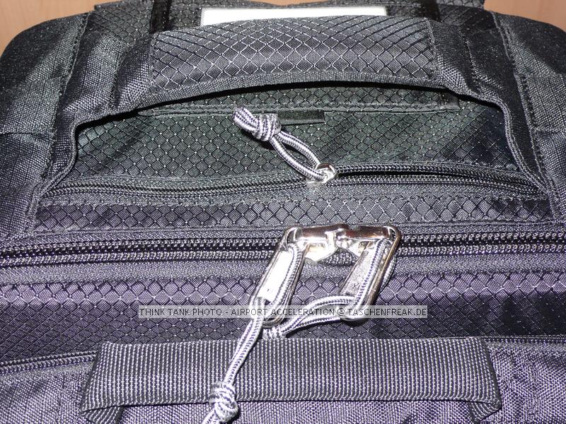 THINK TANK AIRPORT ACCELERATOR\n\nFoto von Jrg Langer - www.taschenfreak.de\n\nKommentar des Nutzers:\n\nDer eindeutig beste Rucksack den wir je in den Hngen hatten.\n\nSehr stabil.\nSehr angenehm zu tragen, trotz voller Beladung\nSehr praktikabel zu beladen\nInneneinteilung sehr flexibel gestaltbar und hoch stabil\nAbsolute Boardmae\nTragegestell verdeckbar\nHftgurt abnehmbar\nRegenschutzhlle und Stativhalterung im Lieferumfang\nNotebooktasche im Lieferumfang\nHandgriff oben und unten und an der Seite zum Tragen als "Koffer"\nTicketfach oben\nViitenkartenfach oben\n\nWir haben darin verpackt/befllt:\n\n2x DSLR mit angesetzen 300 und 70-200er\n24-70 2,8\n17-40\n50er\nTC\nZwischenringe\nBlitz\nFilter & Bouncer\nHasselblad 500CM mit 80er Objektiv\n150er Objektiv\nWechselmagazin\nGegenlichtblenden\nHandbelichtungsmesser Gossen Starlite\nFilme\nAkkus\nPanoschiene\n\nund Notebook inkl. UMTS Karte und Netzteil
