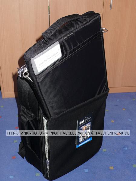 THINK TANK AIRPORT ACCELERATOR\n\nFoto von Jrg Langer - www.taschenfreak.de\n\nKommentar des Nutzers:\n\nDer eindeutig beste Rucksack den wir je in den Hngen hatten.\n\nSehr stabil.\nSehr angenehm zu tragen, trotz voller Beladung\nSehr praktikabel zu beladen\nInneneinteilung sehr flexibel gestaltbar und hoch stabil\nAbsolute Boardmae\nTragegestell verdeckbar\nHftgurt abnehmbar\nRegenschutzhlle und Stativhalterung im Lieferumfang\nNotebooktasche im Lieferumfang\nHandgriff oben und unten und an der Seite zum Tragen als "Koffer"\nTicketfach oben\nViitenkartenfach oben\n\nWir haben darin verpackt/befllt:\n\n2x DSLR mit angesetzen 300 und 70-200er\n24-70 2,8\n17-40\n50er\nTC\nZwischenringe\nBlitz\nFilter & Bouncer\nHasselblad 500CM mit 80er Objektiv\n150er Objektiv\nWechselmagazin\nGegenlichtblenden\nHandbelichtungsmesser Gossen Starlite\nFilme\nAkkus\nPanoschiene\n\nund Notebook inkl. UMTS Karte und Netzteil