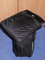 THINK TANK AIRPORT ACCELERATOR\n\nFoto von Jrg Langer - www.taschenfreak.de\n\nKommentar des Nutzers:\n\nDer eindeutig beste Rucksack den wir je in den Hngen hatten.\n\nSehr stabil.\nSehr angenehm zu tragen, trotz voller Beladung\nSehr praktikabel zu beladen\nInneneinteilung sehr flexibel gestaltbar und hoch stabil\nAbsolute Boardmae\nTragegestell verdeckbar\nHftgurt abnehmbar\nRegenschutzhlle und Stativhalterung im Lieferumfang\nNotebooktasche im Lieferumfang\nHandgriff oben und unten und an der Seite zum Tragen als "Koffer"\nTicketfach oben\nViitenkartenfach oben\n\nWir haben darin verpackt/befllt:\n\n2x DSLR mit angesetzen 300 und 70-200er\n24-70 2,8\n17-40\n50er\nTC\nZwischenringe\nBlitz\nFilter & Bouncer\nHasselblad 500CM mit 80er Objektiv\n150er Objektiv\nWechselmagazin\nGegenlichtblenden\nHandbelichtungsmesser Gossen Starlite\nFilme\nAkkus\nPanoschiene\n\nund Notebook inkl. UMTS Karte und Netzteil