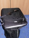 THINK TANK AIRPORT ACCELERATOR\n\nFoto von Jrg Langer - www.taschenfreak.de\n\nKommentar des Nutzers:\n\nDer eindeutig beste Rucksack den wir je in den Hngen hatten.\n\nSehr stabil.\nSehr angenehm zu tragen, trotz voller Beladung\nSehr praktikabel zu beladen\nInneneinteilung sehr flexibel gestaltbar und hoch stabil\nAbsolute Boardmae\nTragegestell verdeckbar\nHftgurt abnehmbar\nRegenschutzhlle und Stativhalterung im Lieferumfang\nNotebooktasche im Lieferumfang\nHandgriff oben und unten und an der Seite zum Tragen als "Koffer"\nTicketfach oben\nViitenkartenfach oben\n\nWir haben darin verpackt/befllt:\n\n2x DSLR mit angesetzen 300 und 70-200er\n24-70 2,8\n17-40\n50er\nTC\nZwischenringe\nBlitz\nFilter & Bouncer\nHasselblad 500CM mit 80er Objektiv\n150er Objektiv\nWechselmagazin\nGegenlichtblenden\nHandbelichtungsmesser Gossen Starlite\nFilme\nAkkus\nPanoschiene\n\nund Notebook inkl. UMTS Karte und Netzteil