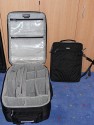 THINK TANK AIRPORT ACCELERATOR\n\nFoto von Jrg Langer - www.taschenfreak.de\n\nKommentar des Nutzers:\n\nDer eindeutig beste Rucksack den wir je in den Hngen hatten.\n\nSehr stabil.\nSehr angenehm zu tragen, trotz voller Beladung\nSehr praktikabel zu beladen\nInneneinteilung sehr flexibel gestaltbar und hoch stabil\nAbsolute Boardmae\nTragegestell verdeckbar\nHftgurt abnehmbar\nRegenschutzhlle und Stativhalterung im Lieferumfang\nNotebooktasche im Lieferumfang\nHandgriff oben und unten und an der Seite zum Tragen als "Koffer"\nTicketfach oben\nViitenkartenfach oben\n\nWir haben darin verpackt/befllt:\n\n2x DSLR mit angesetzen 300 und 70-200er\n24-70 2,8\n17-40\n50er\nTC\nZwischenringe\nBlitz\nFilter & Bouncer\nHasselblad 500CM mit 80er Objektiv\n150er Objektiv\nWechselmagazin\nGegenlichtblenden\nHandbelichtungsmesser Gossen Starlite\nFilme\nAkkus\nPanoschiene\n\nund Notebook inkl. UMTS Karte und Netzteil