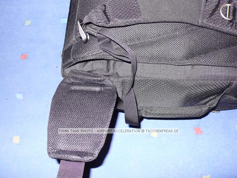 THINK TANK AIRPORT ACCELERATOR\n\nFoto von Jrg Langer - www.taschenfreak.de\n\nKommentar des Nutzers:\n\nDer eindeutig beste Rucksack den wir je in den Hngen hatten.\n\nSehr stabil.\nSehr angenehm zu tragen, trotz voller Beladung\nSehr praktikabel zu beladen\nInneneinteilung sehr flexibel gestaltbar und hoch stabil\nAbsolute Boardmae\nTragegestell verdeckbar\nHftgurt abnehmbar\nRegenschutzhlle und Stativhalterung im Lieferumfang\nNotebooktasche im Lieferumfang\nHandgriff oben und unten und an der Seite zum Tragen als "Koffer"\nTicketfach oben\nViitenkartenfach oben\n\nWir haben darin verpackt/befllt:\n\n2x DSLR mit angesetzen 300 und 70-200er\n24-70 2,8\n17-40\n50er\nTC\nZwischenringe\nBlitz\nFilter & Bouncer\nHasselblad 500CM mit 80er Objektiv\n150er Objektiv\nWechselmagazin\nGegenlichtblenden\nHandbelichtungsmesser Gossen Starlite\nFilme\nAkkus\nPanoschiene\n\nund Notebook inkl. UMTS Karte und Netzteil