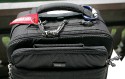 THINK TANK PHOTO AIRPORT ACCELERATION\n\nFoto von Heinz Schmid - VIELEN DANK FR DEINE BILDER UND SCHNELLE HILFE!\n\nKommentar des Nutzers:\n\nHallo Jrg,\n \nich habe mal auf die Schnelle ein paar Bilder vom ThinTank Airport Acceleration geschossen ... nix knstlerisch hochstehendes ;-) ich hoffe, Du kannst daraus in etwa ersehen was da reingeht. Auch kannst Du sie fr "taschenfreak.de" verwenden. \n \nGruss Heinz